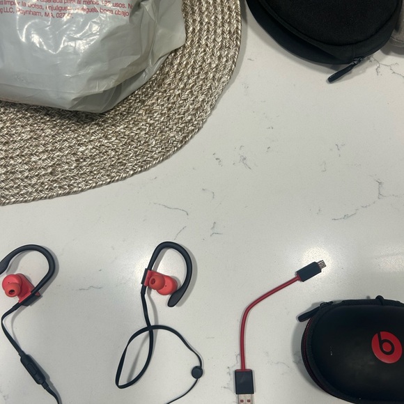 Powerbeats 3 - red w/black w/case - Picture 3 of 3